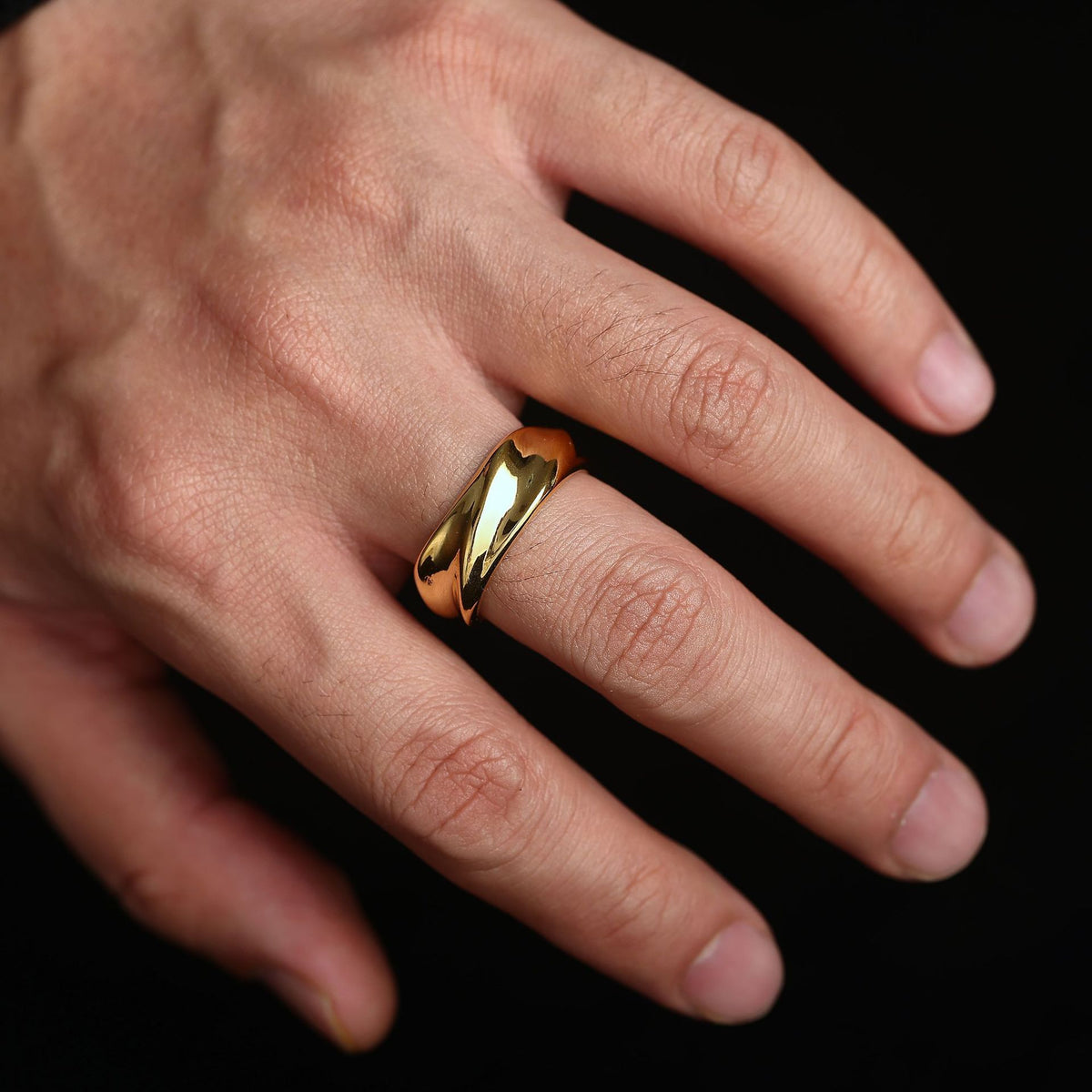 Anello “Onde di Carattere” — Stile essenziale, impatto immediato