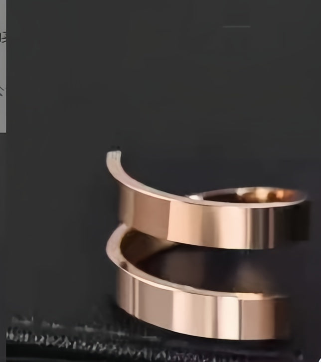 Anello a Onda Incrociata: Eleganza e Modernità in un Gioiello Unico