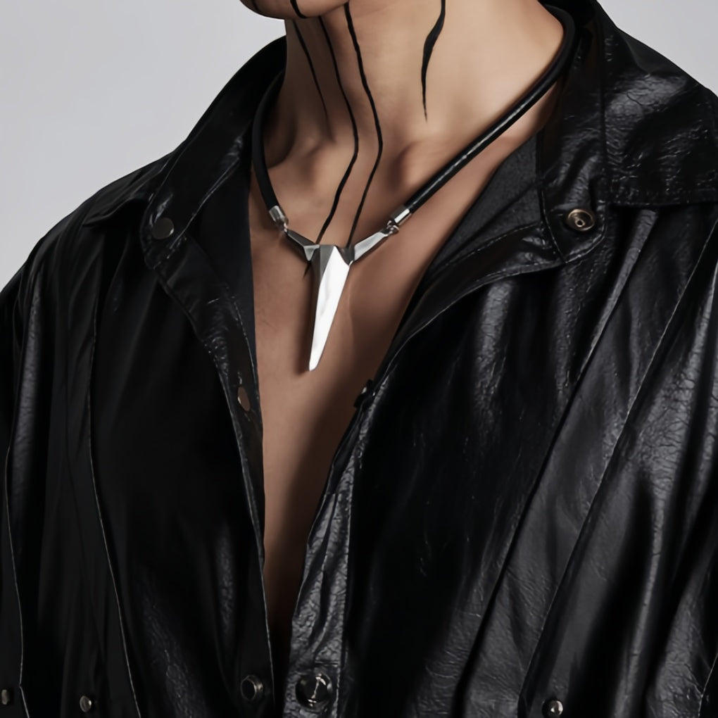 Collana Geometrica Dark: Un Accessorio Audace e Sofisticato