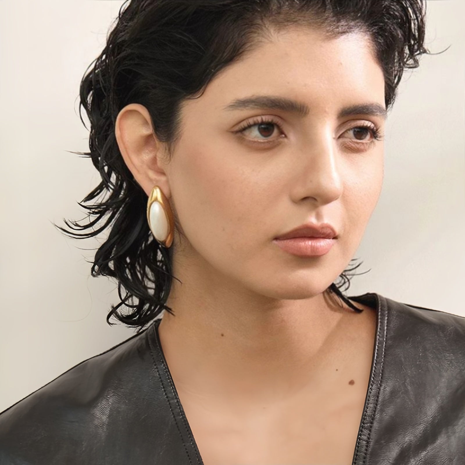 Eleganza Senza Tempo: Orecchini a Lobo Dorati con Perle Simulate