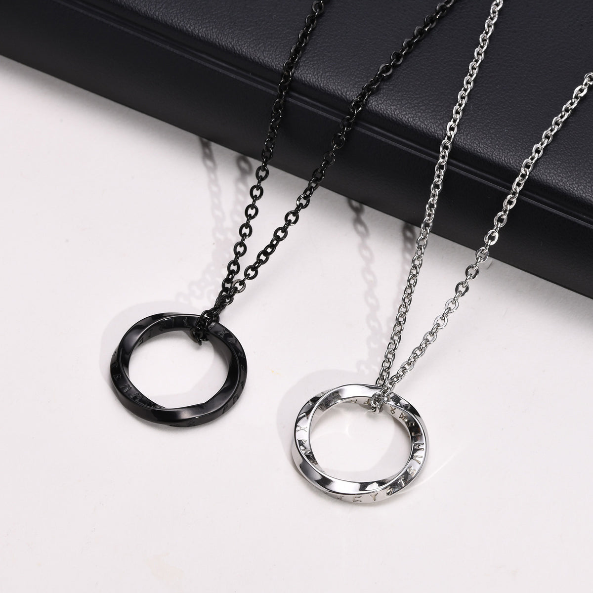 Collana Vikinga Rune Triangolo - Potere e Mistero