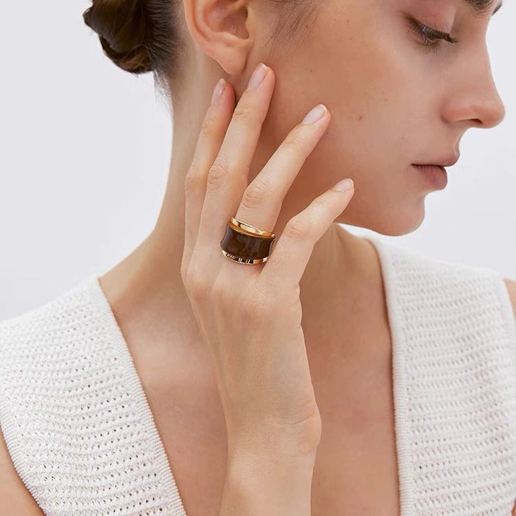 Anello Regolabile con Effetto Oro Colato e Dettagli a Contrasto
