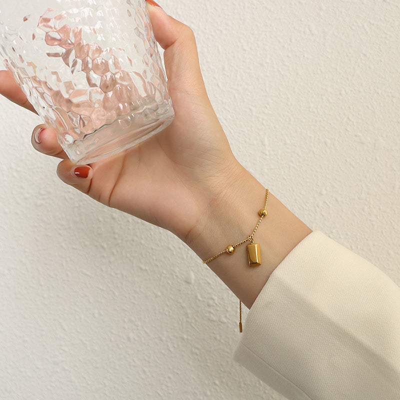 Eleganza Geometrica: Il Bracciale Niche Draw Pull Buckle