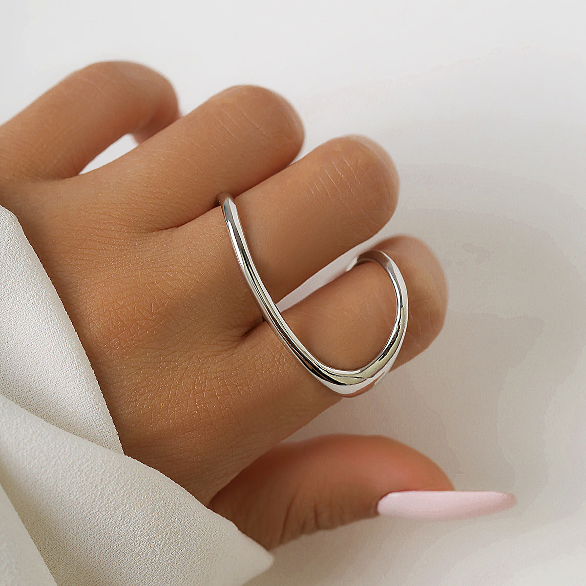 Anello Geometrico Aperto: L’Abbraccio Metallico che Celebra la Tua Unicità