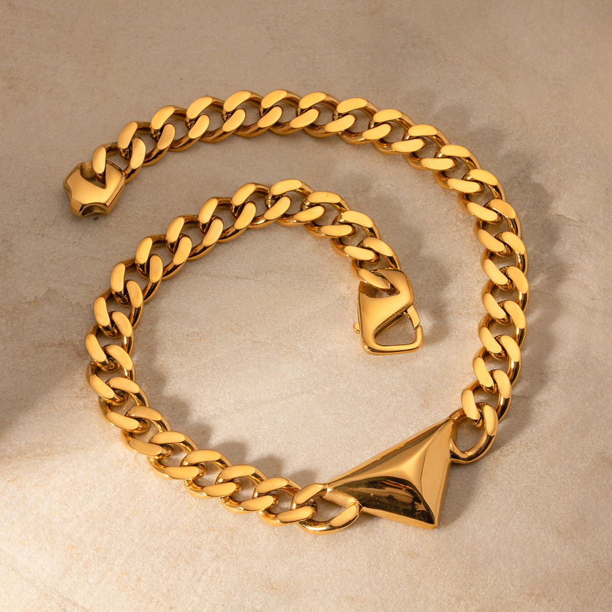 Collana Triangolo in Oro 18K - Minimalismo Francese