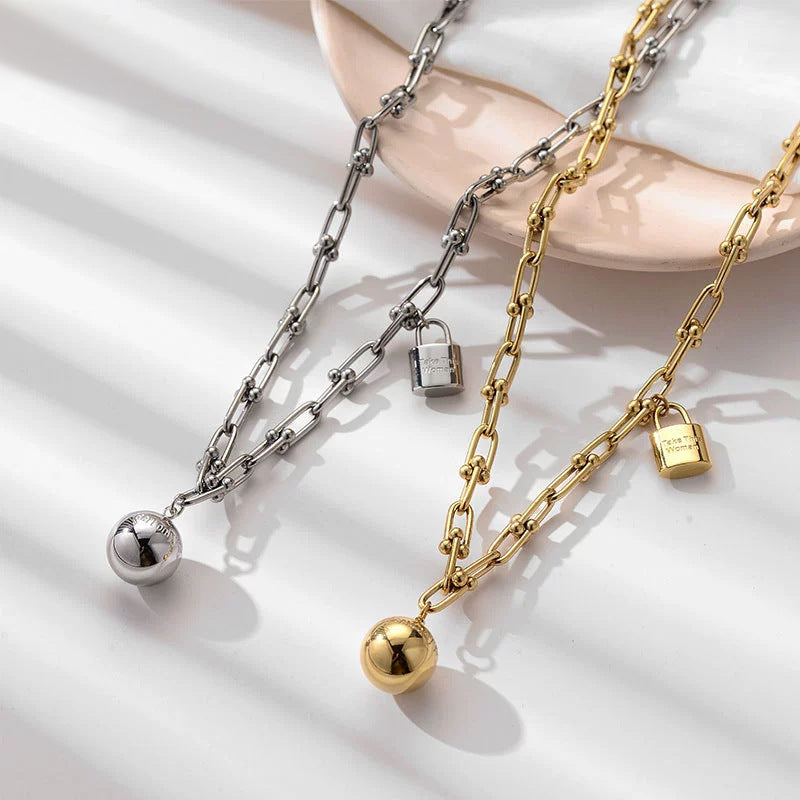 Collana Horseshoe Chain: Un Mix di Audacia e Stile