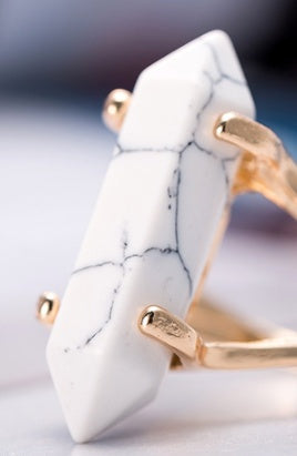 Anello Esagonale: Eleganza Geometrica per uno Stile Unico