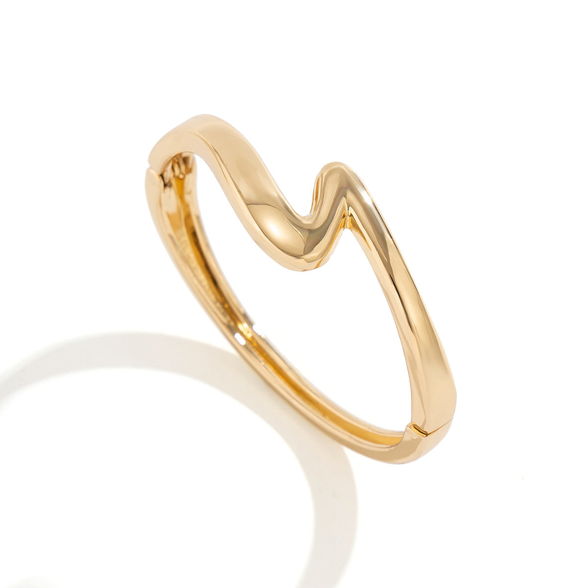 Bracciale Curvo a Z: L’Eleganza Discreta di Chi Sceglie di Essere Unica