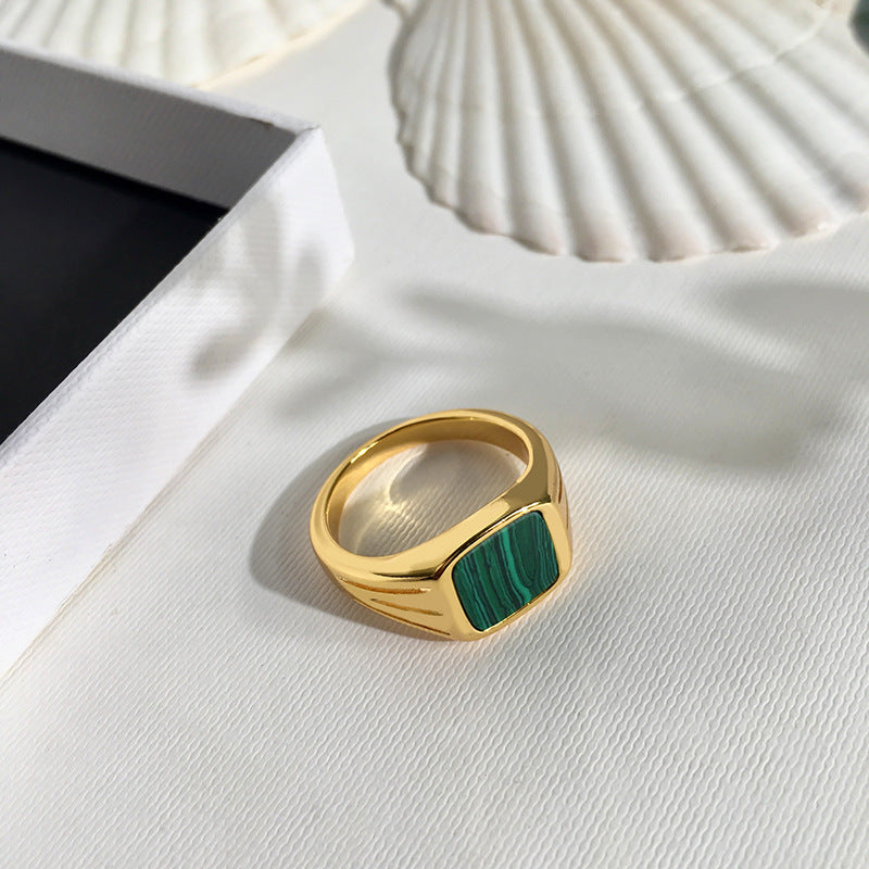 Eleganza Vintage: Anello con Malachite Naturale e Ottone Dorato