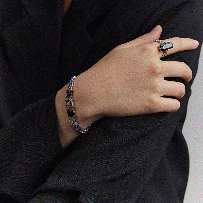Eleganza Stellare: Il Bracciale Dimension Series