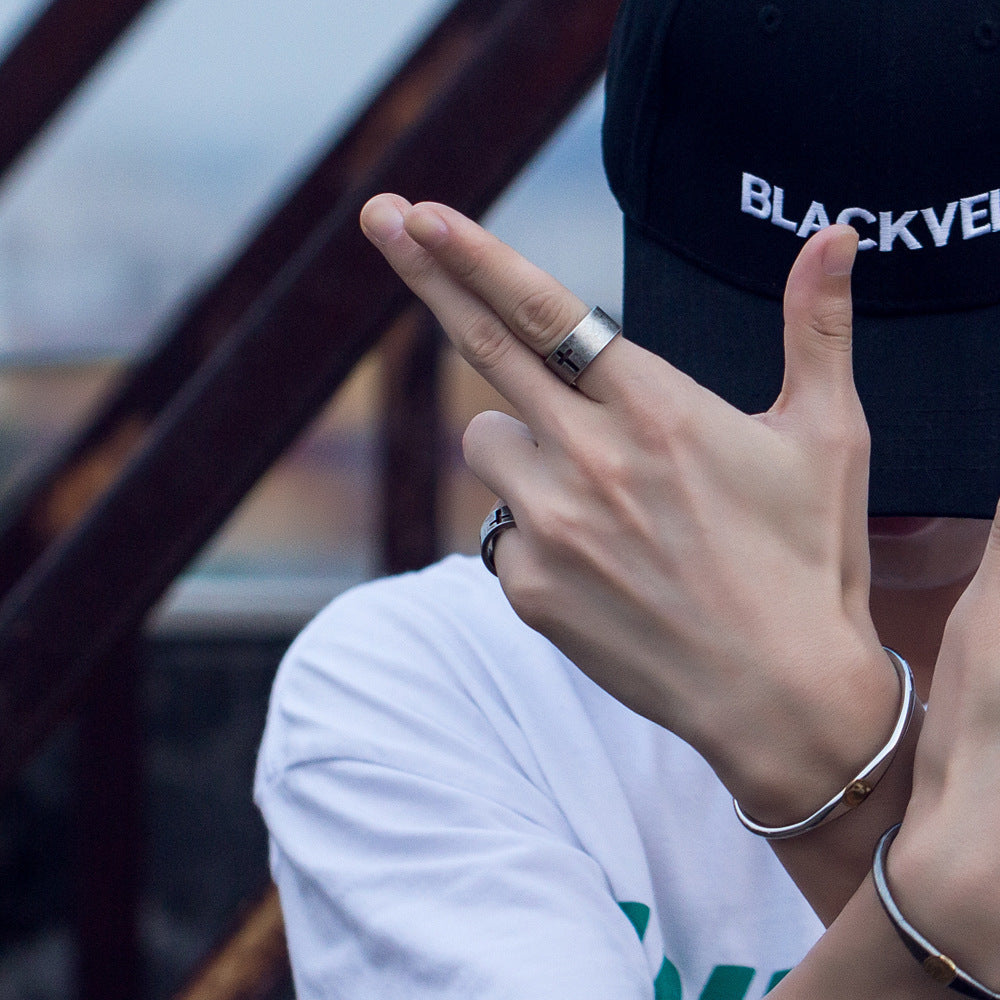 Anello Croce Retrò: Stile Iconico e Personalità Unica