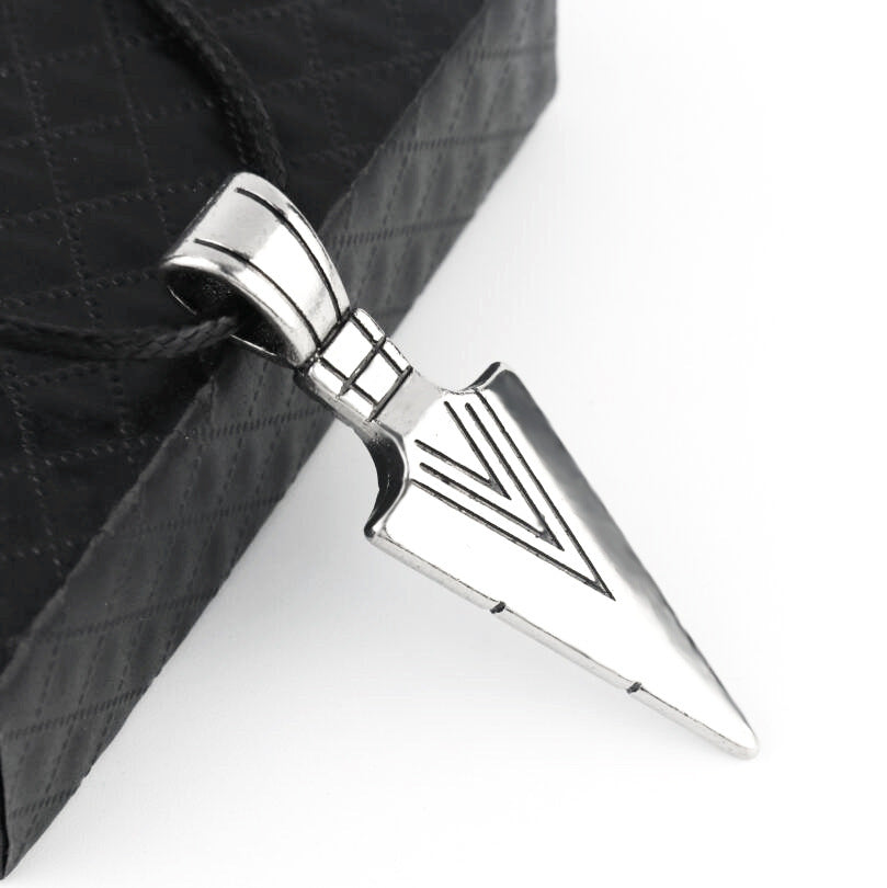 Timeless Arrow Necklace - Eleganza Retro con un Tocco vintage