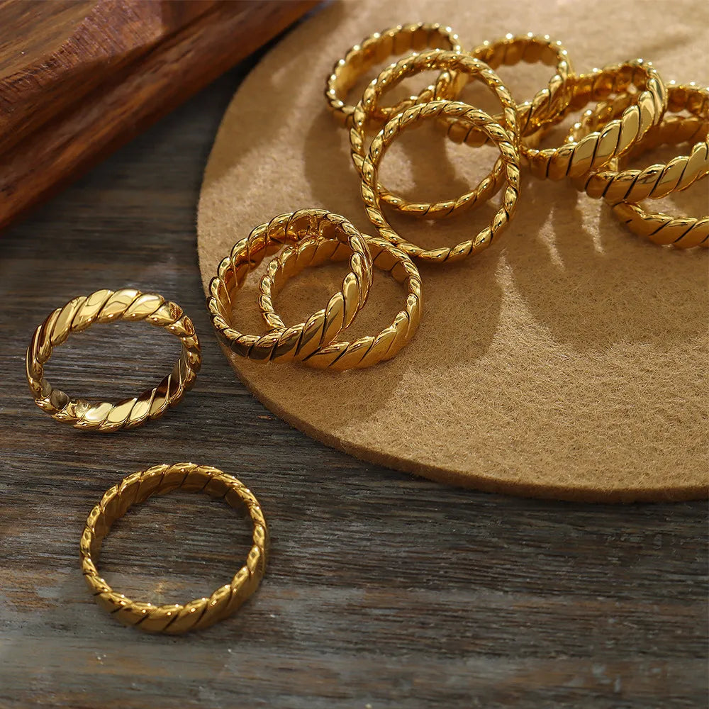 Anello in Acciaio al Titanio Placcato Oro 18K