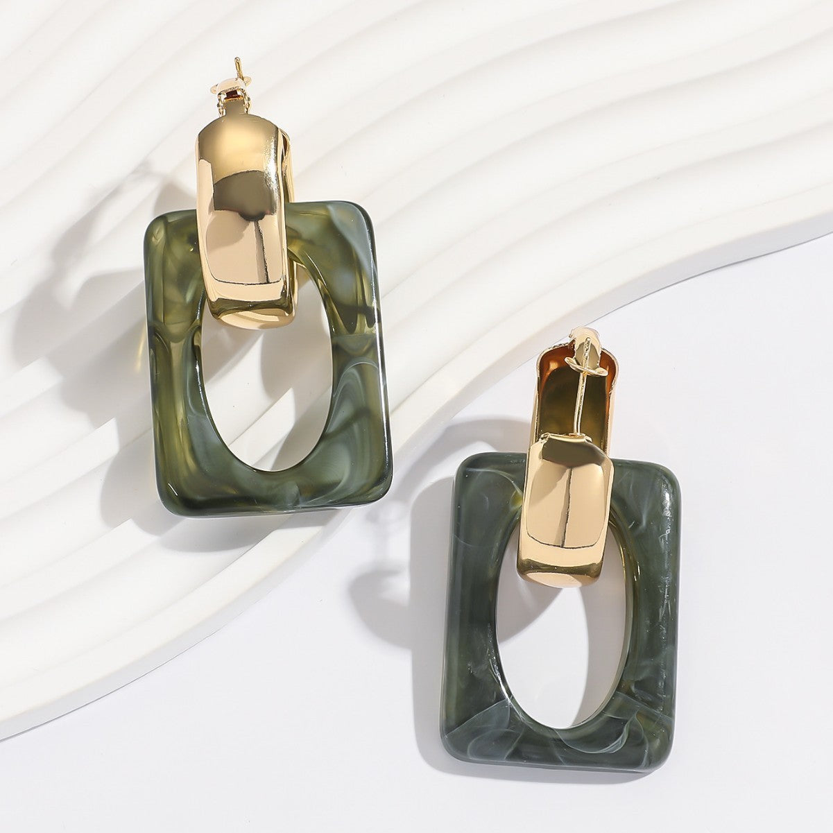 Eleganza Retrò: Orecchini Geometrici in Acrilico