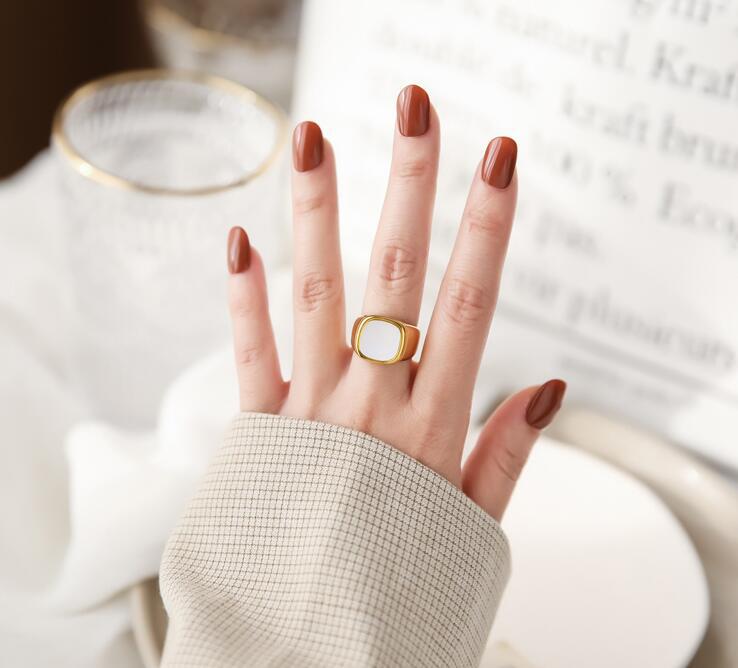 Pearl Essence Square Ring - Eleganza Minimalista con un Tocco di Lusso