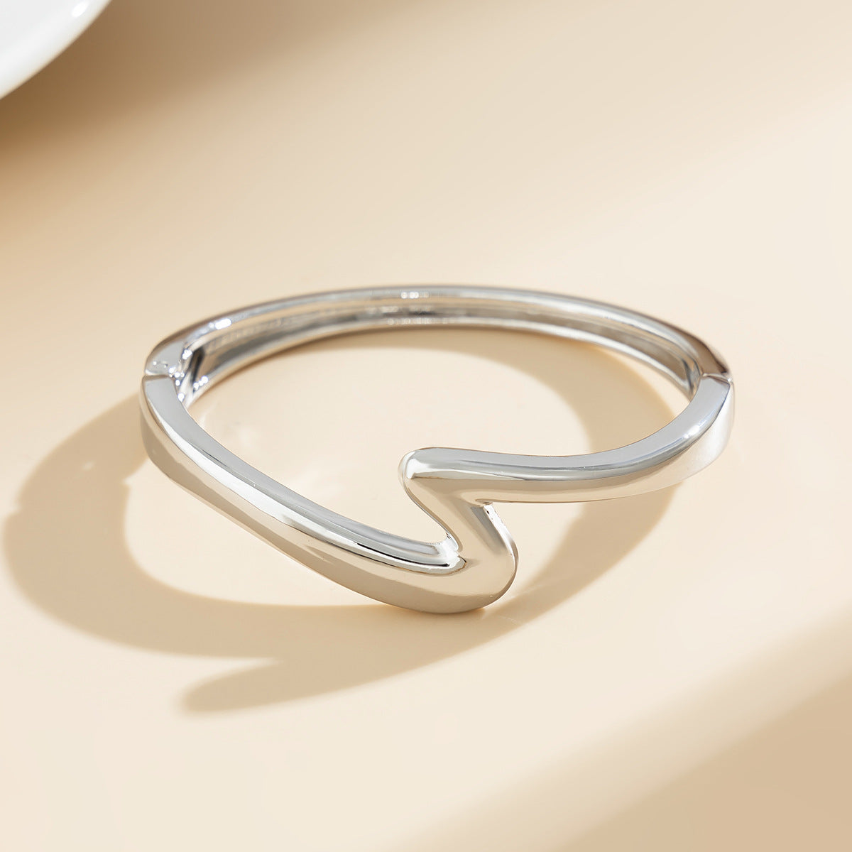 Bracciale Curvo a Z: L’Eleganza Discreta di Chi Sceglie di Essere Unica