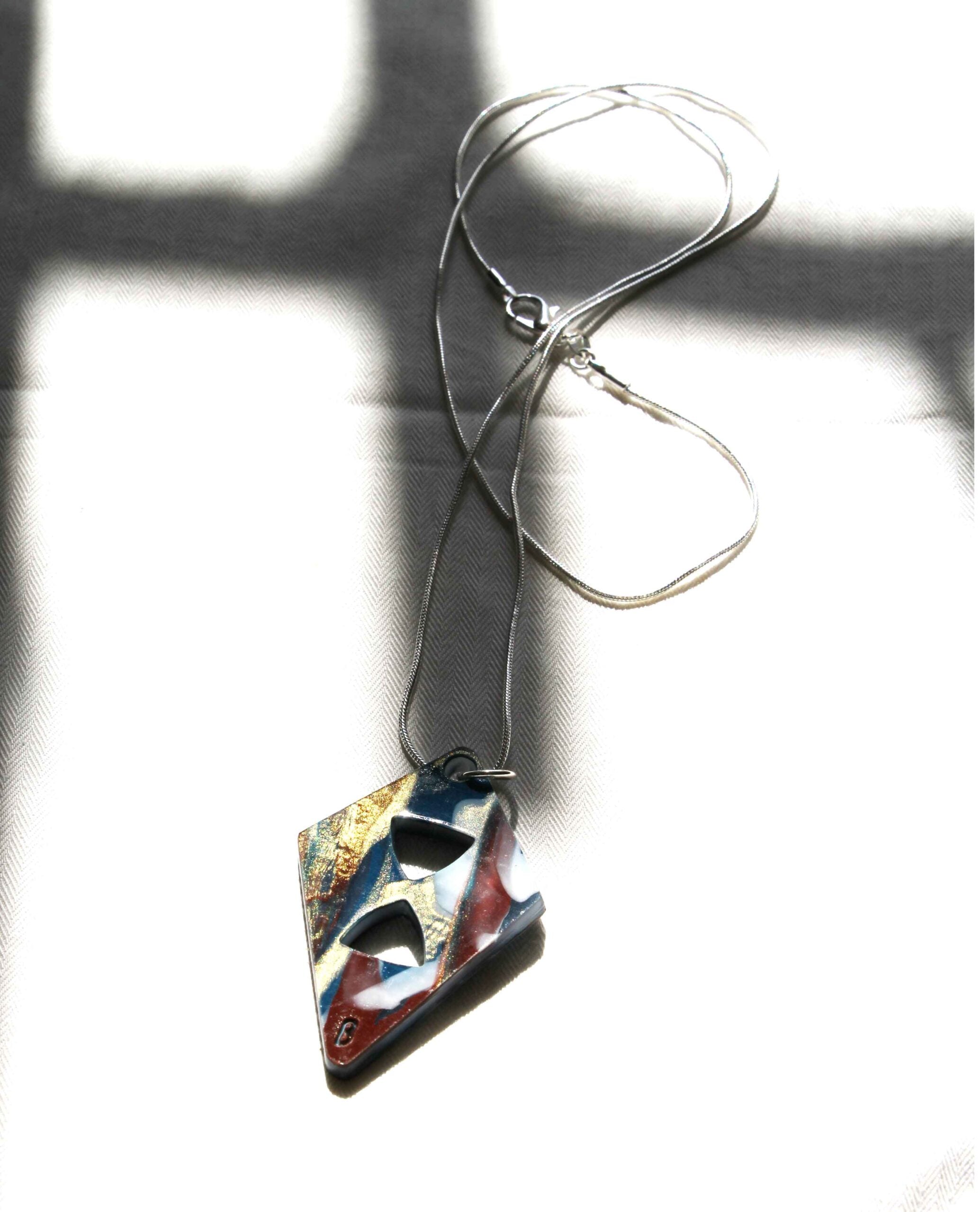 Rhombus Glow – Collana che Accende lo Stile