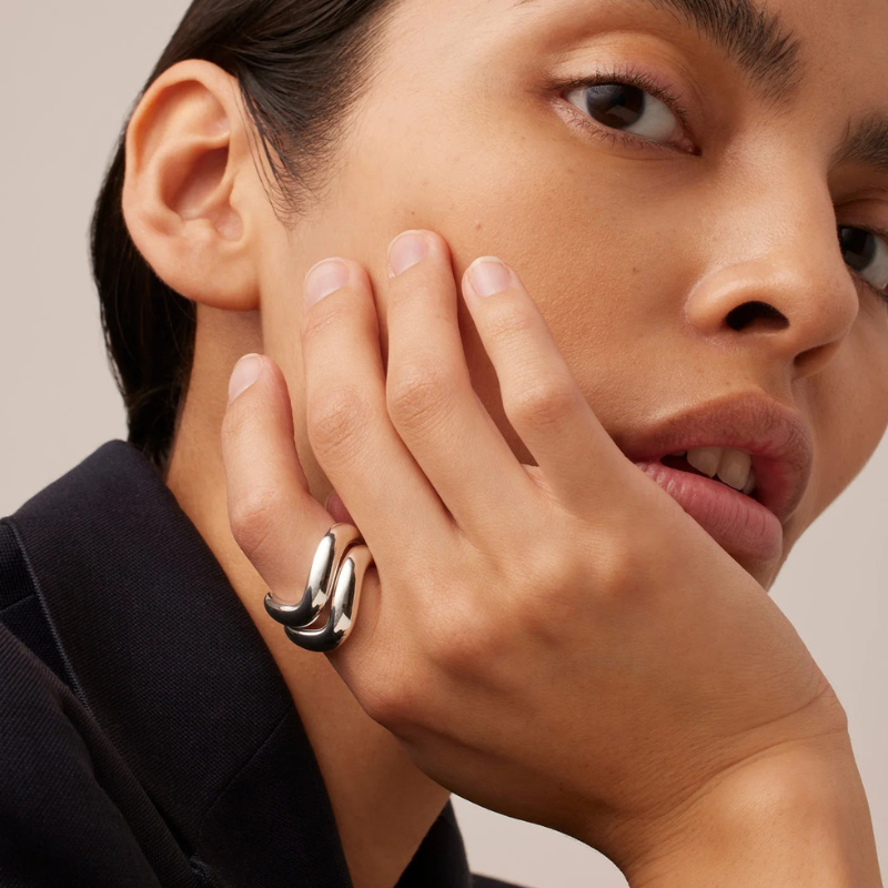 Anello "Flusso Infinito": L’Eleganza che Danza con te