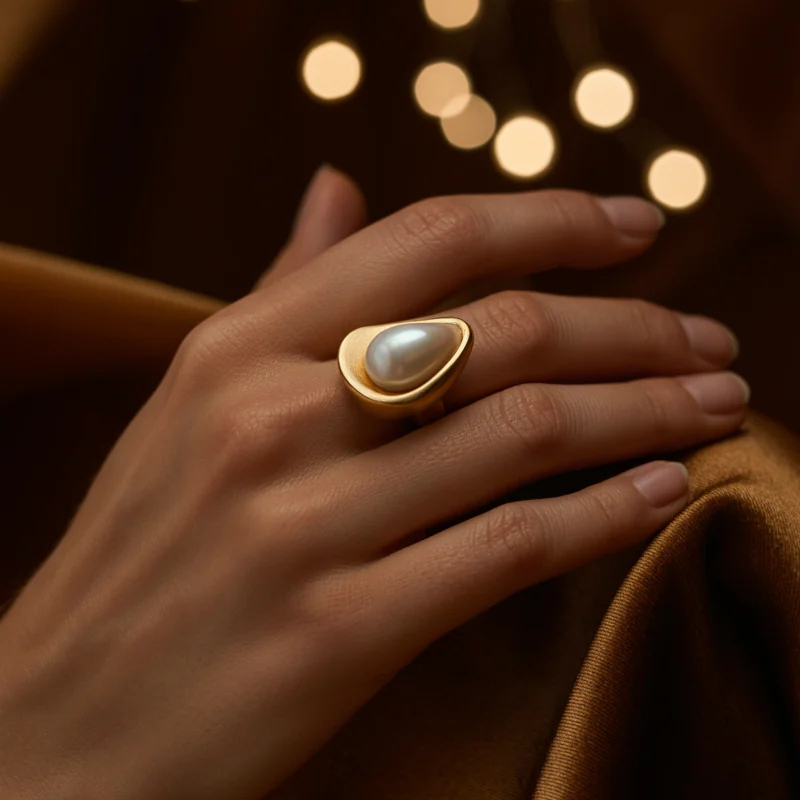 Anello "Essenza di Luce": La Perla che Racconta la Tua Storia