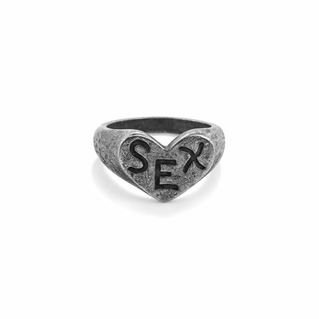 Letter Heart Ring – Il battito inciso nel metallo