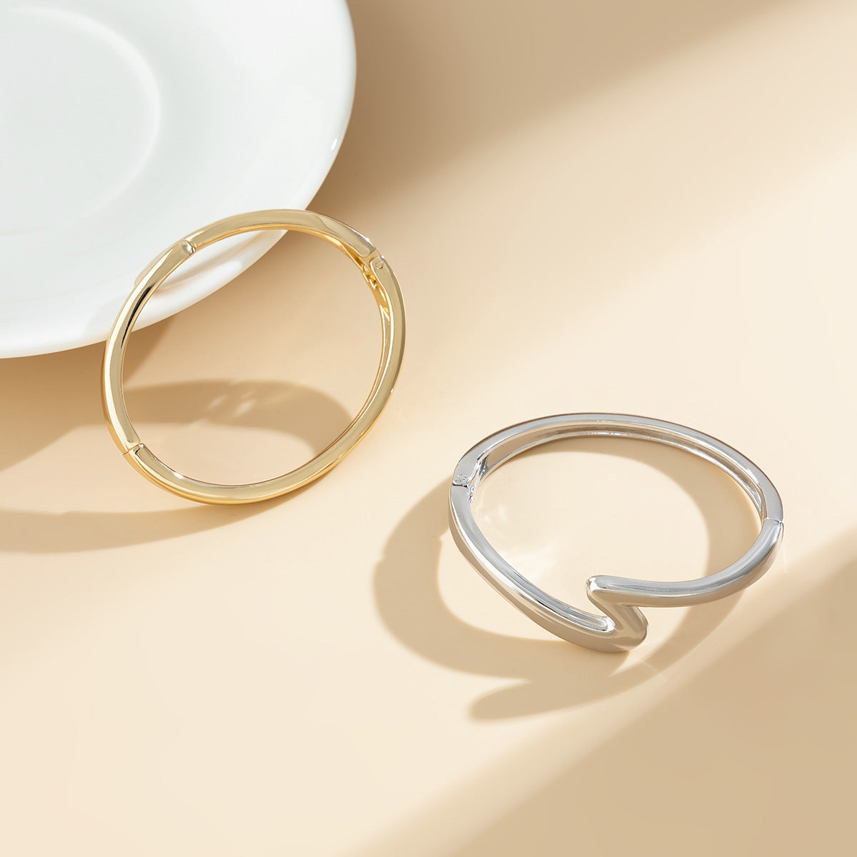 Bracciale Curvo a Z: L’Eleganza Discreta di Chi Sceglie di Essere Unica