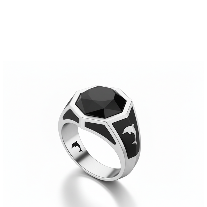 “Onda Notturna” – Anello Unisex in Argento con Gemma Nera e Motivo Marino Inciso