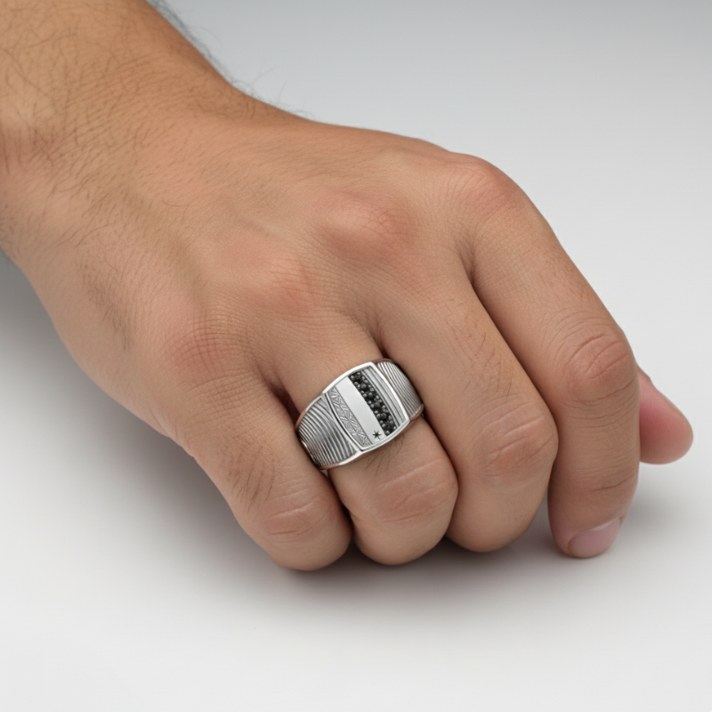 Starlight Voyager – Anello in Argento con Dettagli Astrali