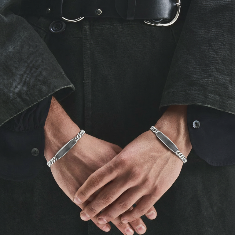 Trama Inossidabile – Bracciale Estellamare in acciaio con placchetta zigrinata