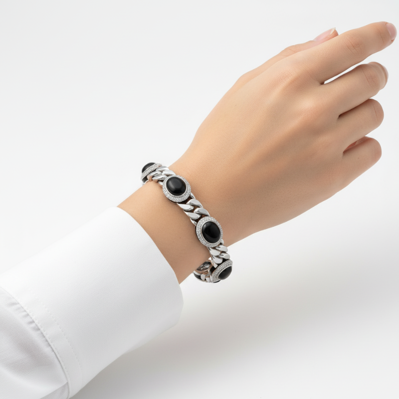 Corrente Stellare – Bracciale in Argento con Pietre Nere e Dettaglio Blu