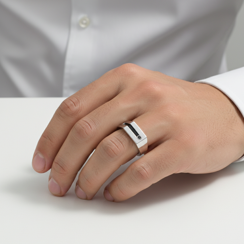 Orizzonte Notturno – Anello in Argento con Inlay Nero e Pietra Centrale