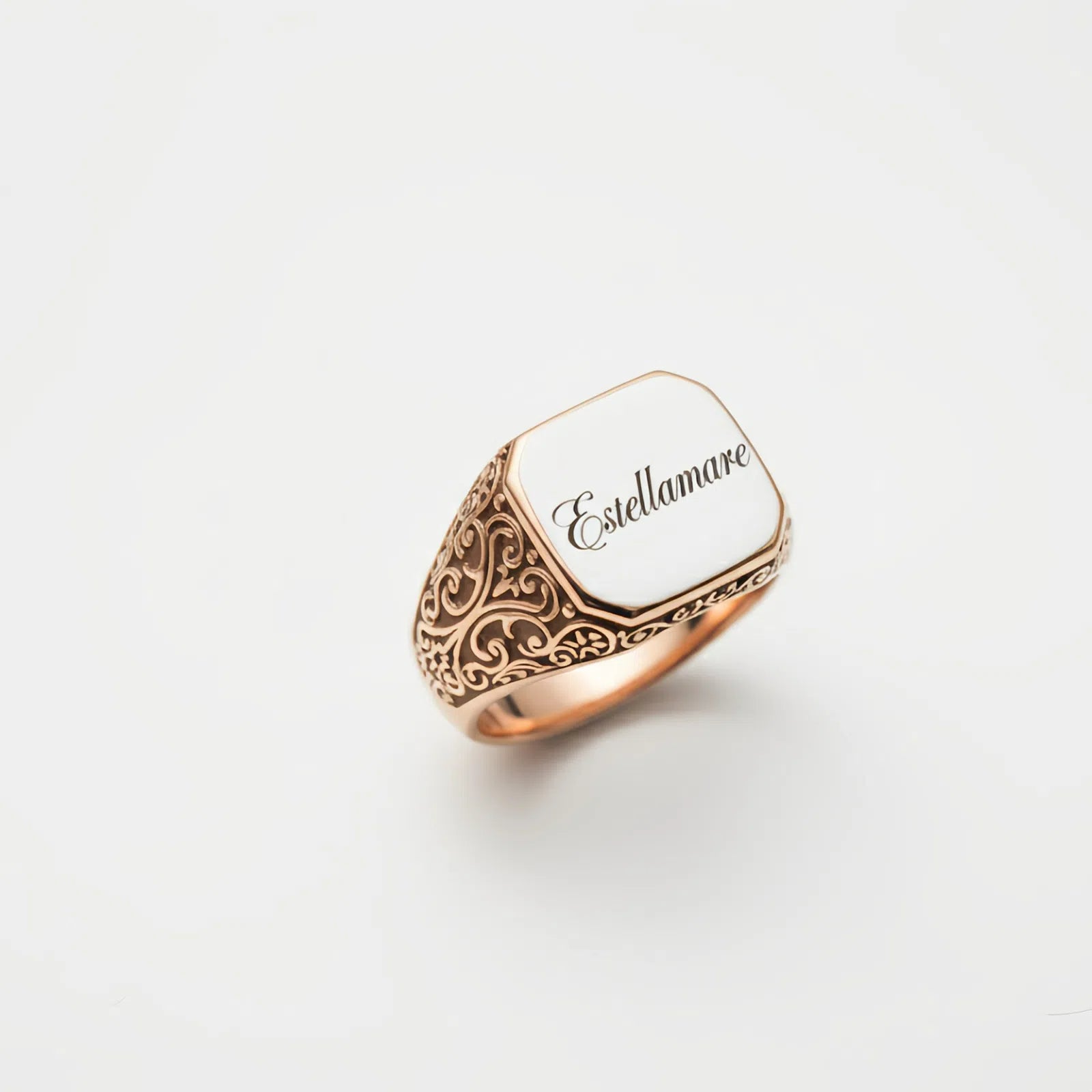 Chiarore Mediterraneo – Anello in Oro Decorato con Pannello in Smalto Bianco