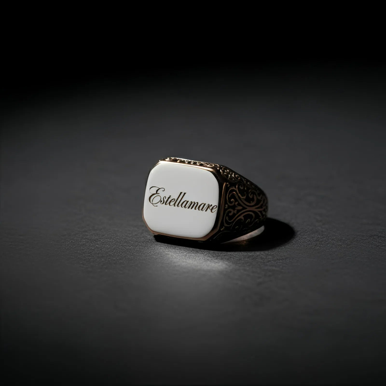 Chiarore Mediterraneo – Anello in Oro Decorato con Pannello in Smalto Bianco