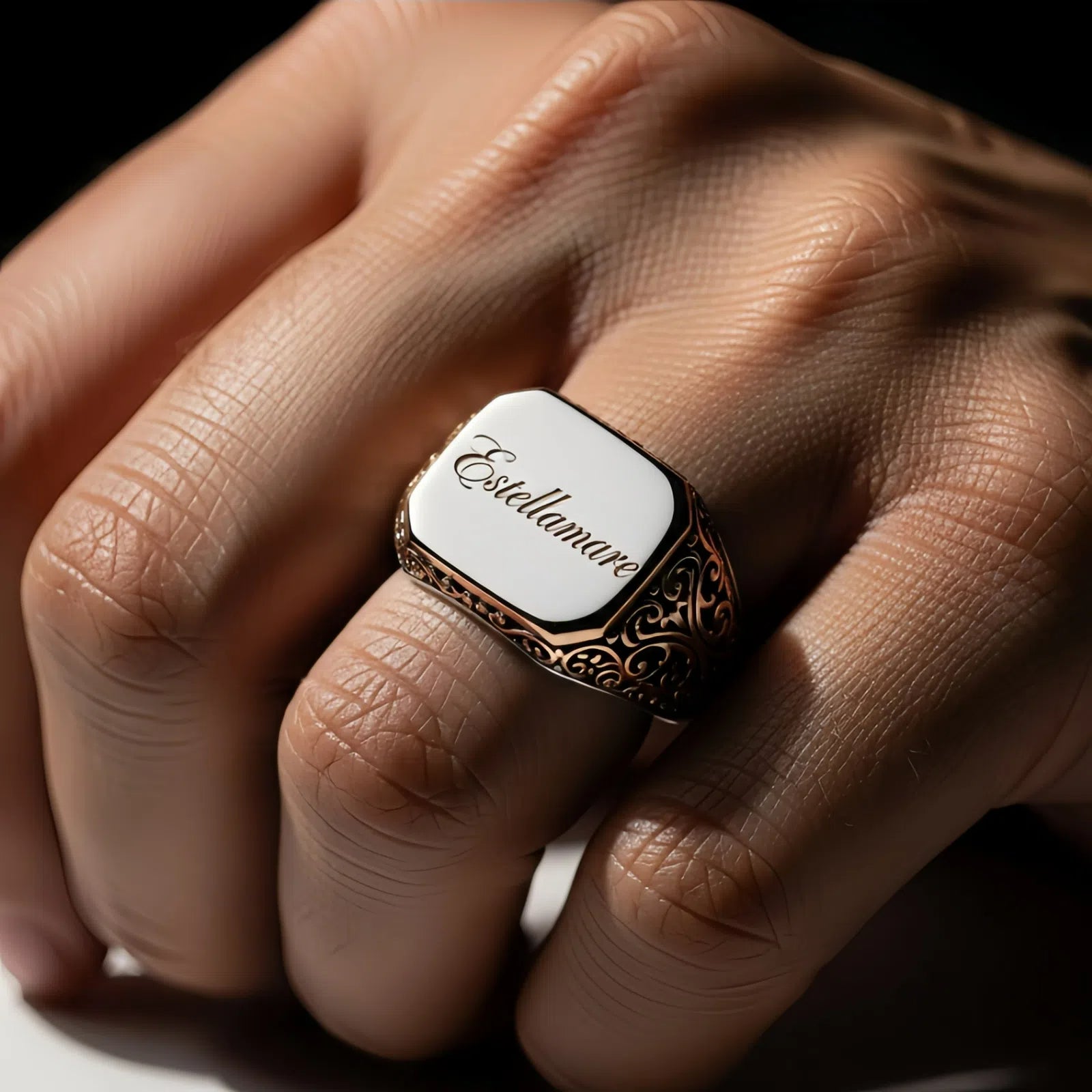 Chiarore Mediterraneo – Anello in Oro Decorato con Pannello in Smalto Bianco