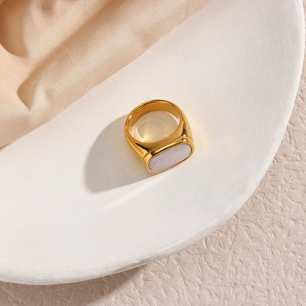 Pearl Essence Square Ring - Eleganza Minimalista con un Tocco di Lusso