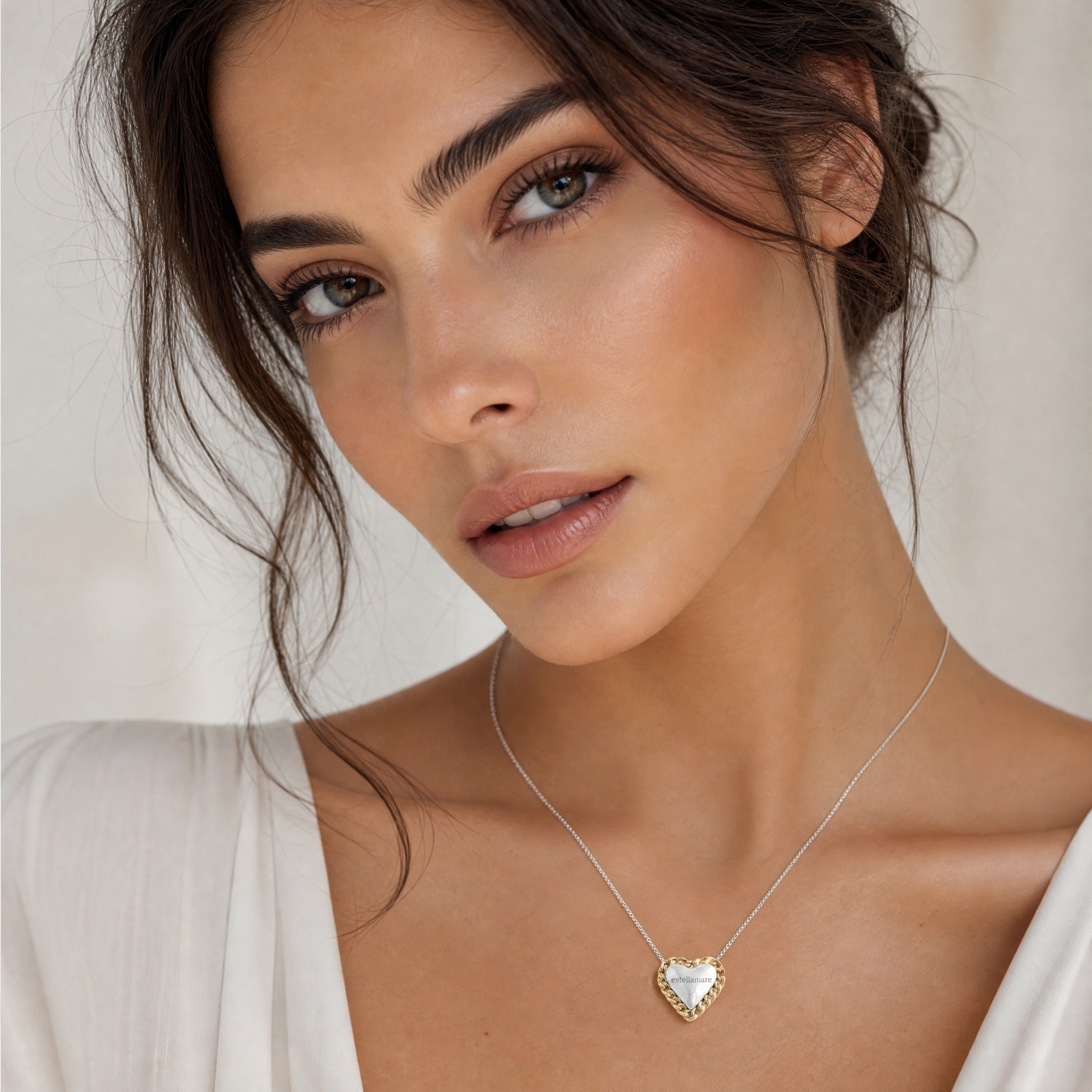 Amore Inciso nel Tempo: Collana Cuore Bicolore con Nome Personalizzato