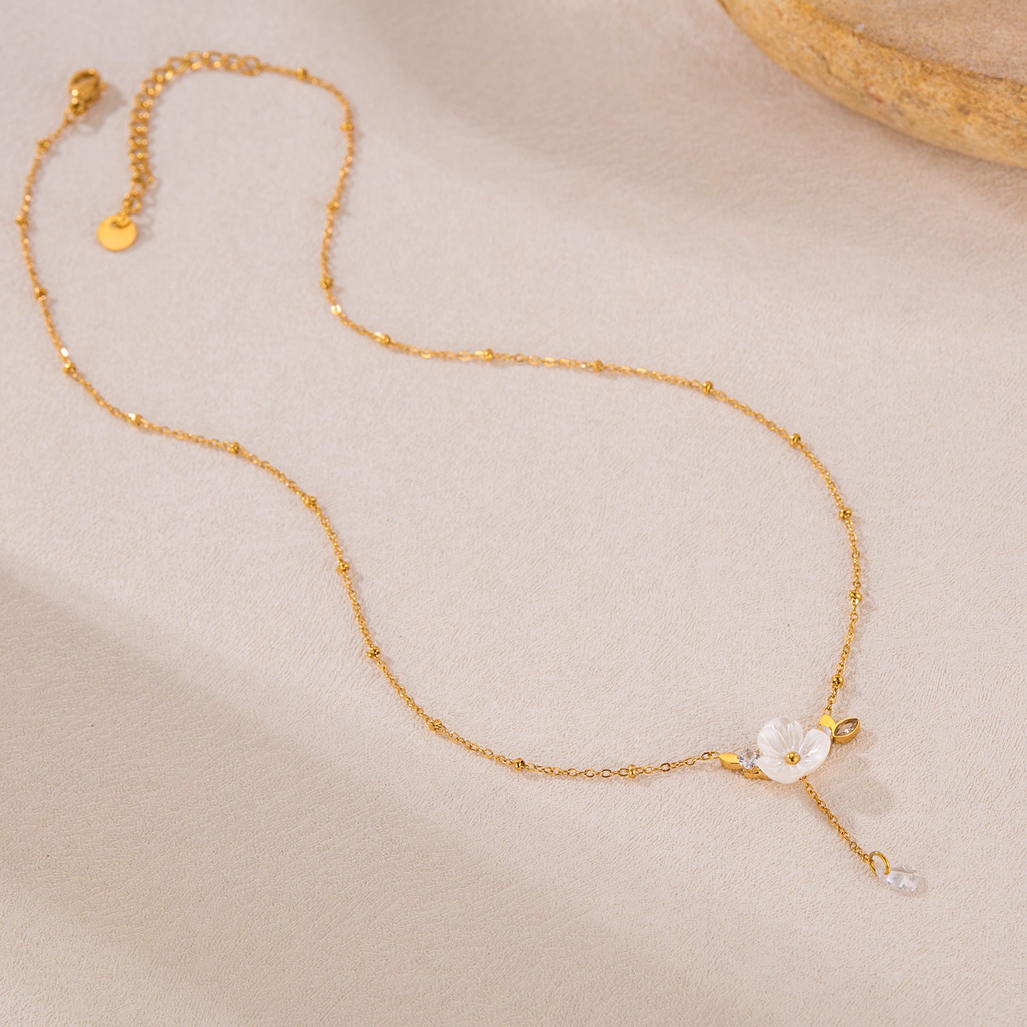 Collana Camellia: Raffinatezza e Versatilità in un Design Elegante