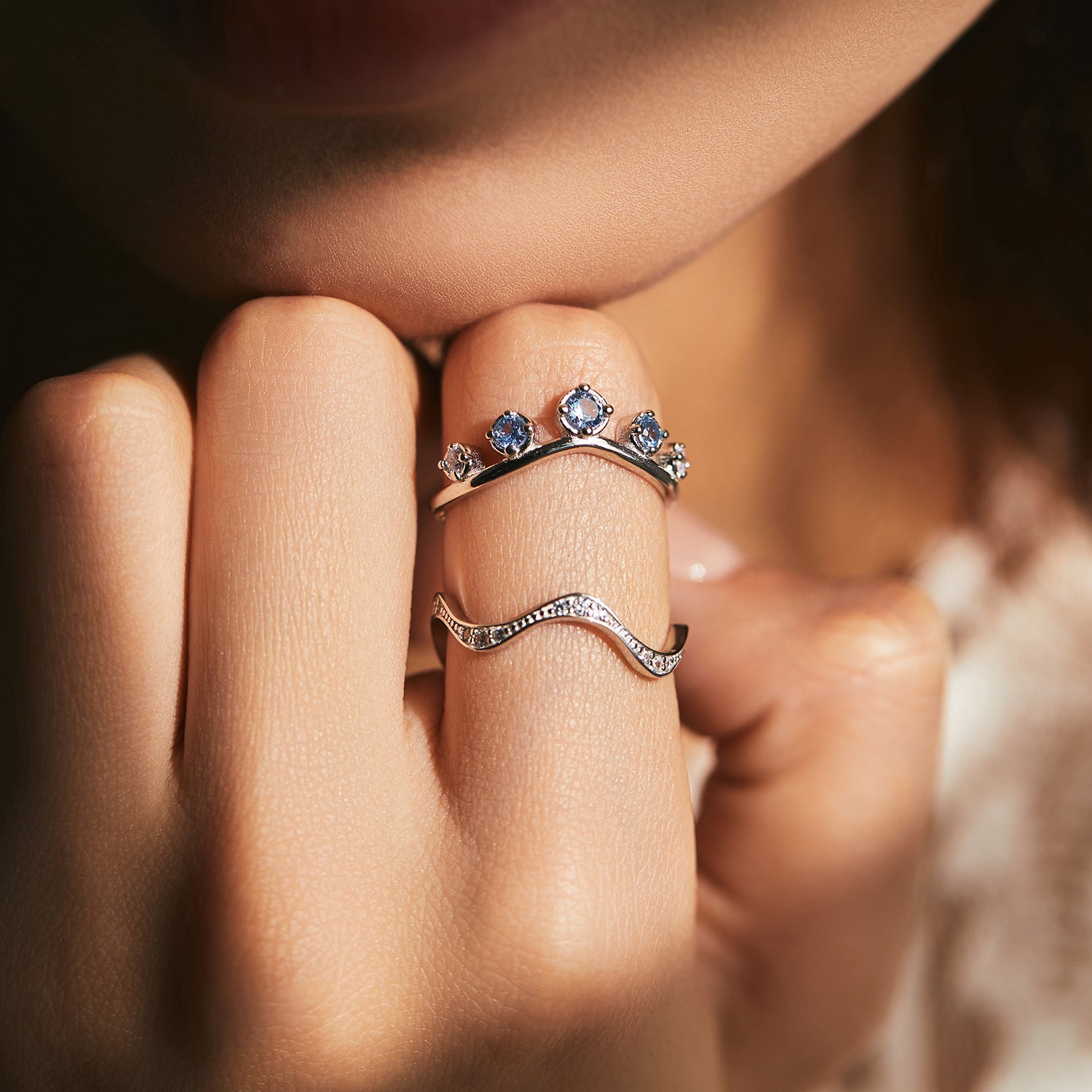 Eleganza Irregolare: L’Anello MODIAN S925 con Diamanti