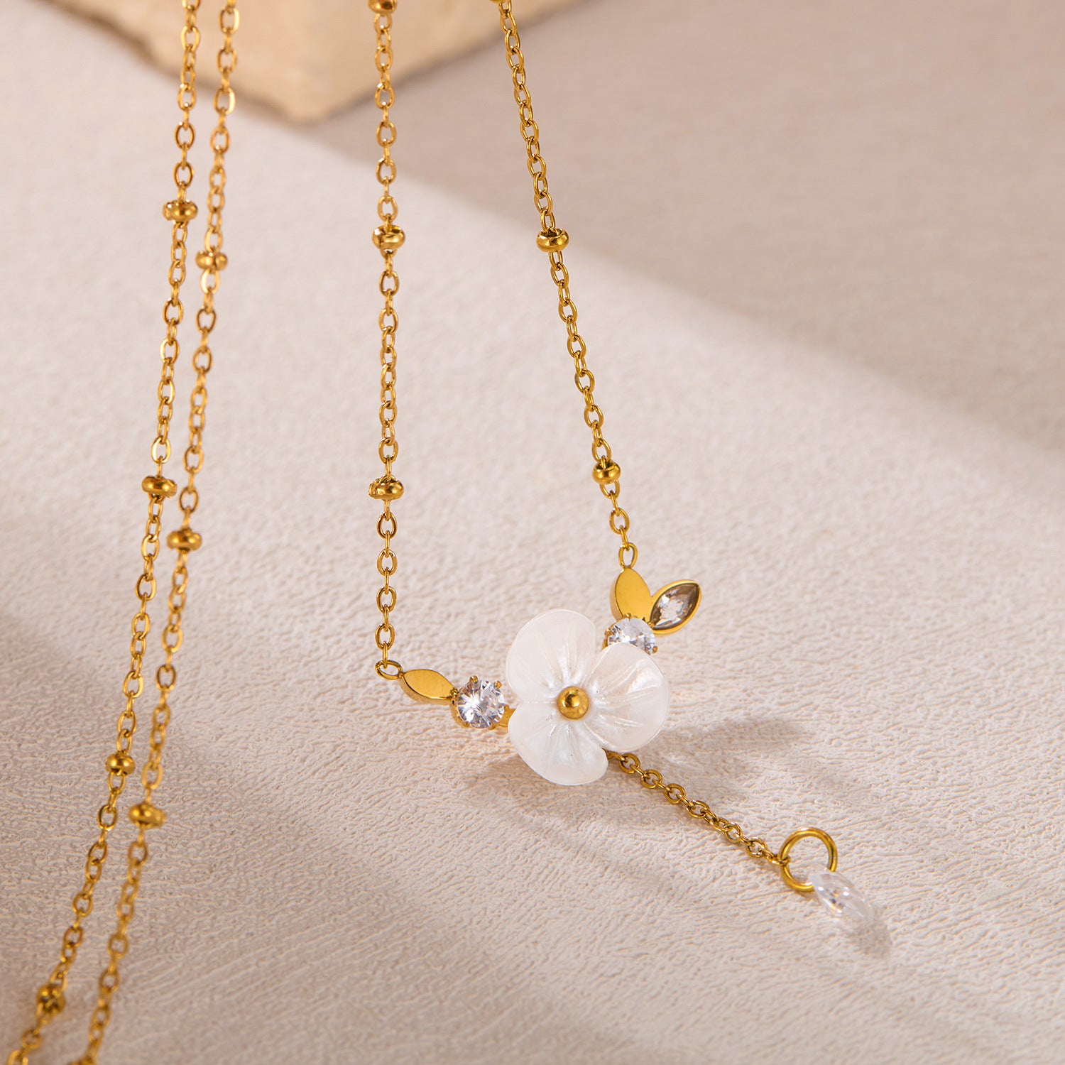 Collana Camellia: Raffinatezza e Versatilità in un Design Elegante