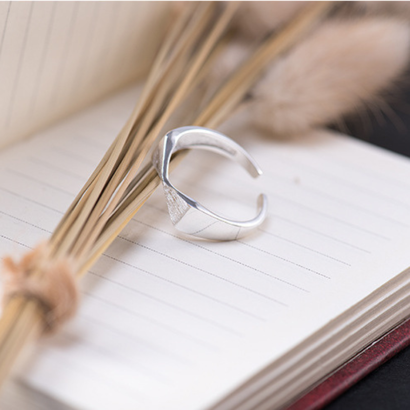 Bow Element Silver Ring, per Lei