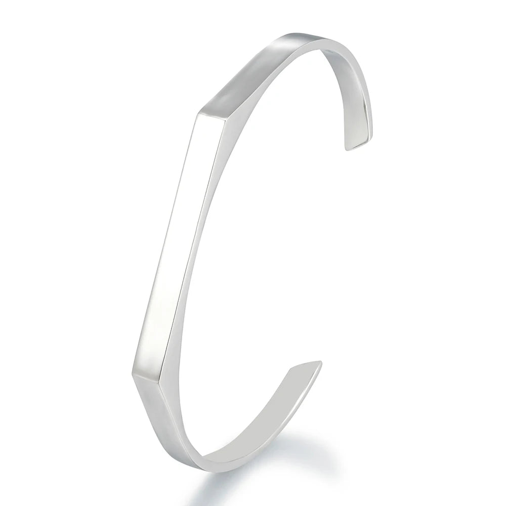 Il bracciale cuff nero che trasforma il tuo polso in un manifesto punk