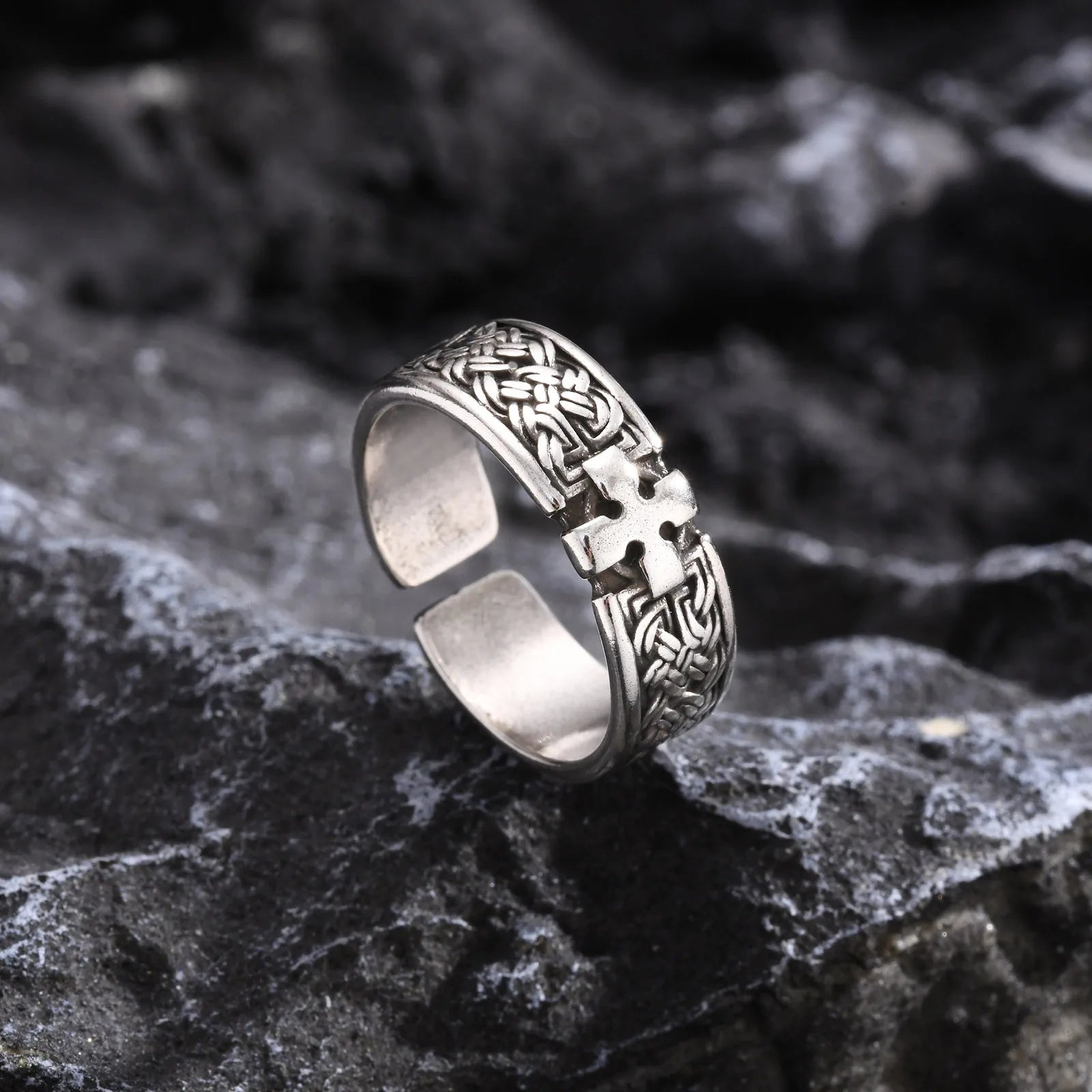 Croce Ribelle: l’anello che parla prima di te