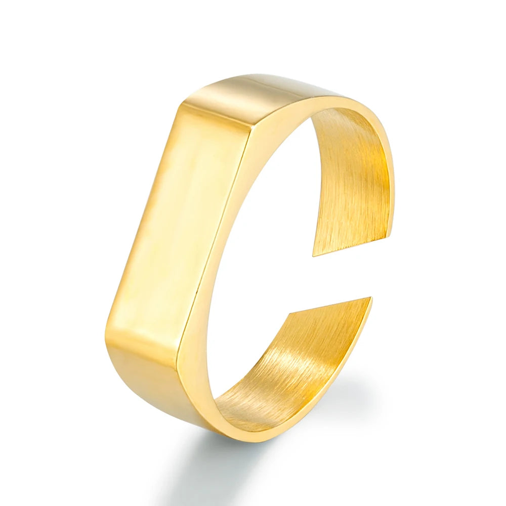 Il bracciale cuff nero che trasforma il tuo polso in un manifesto punk