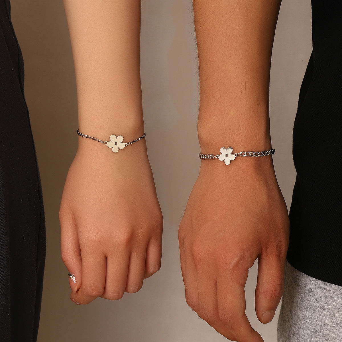 Minimalismo Elegante: Il Bracciale in Acciaio Inossidabile