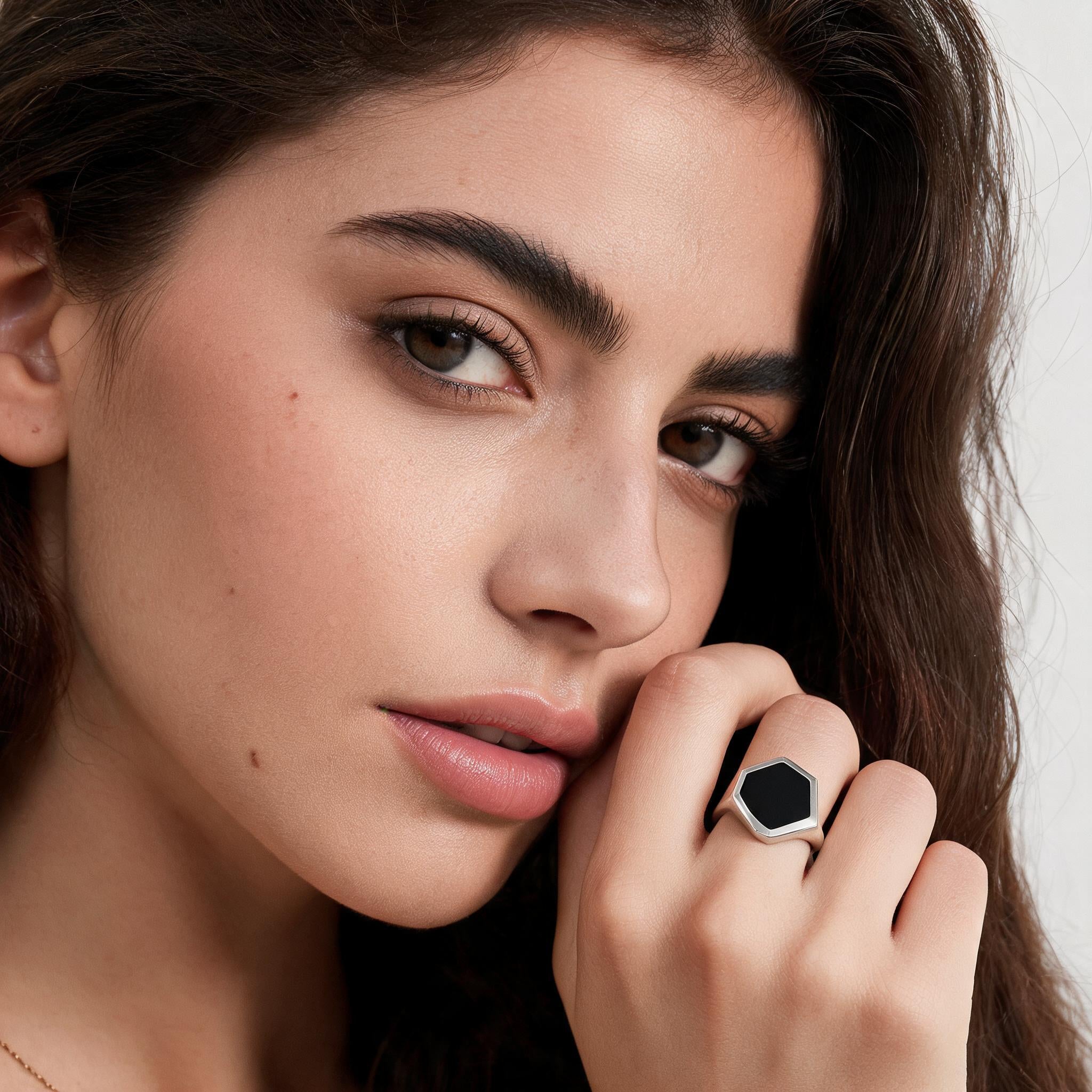 Anello “Nero Esagonale” — Stile deciso, identità che si vede