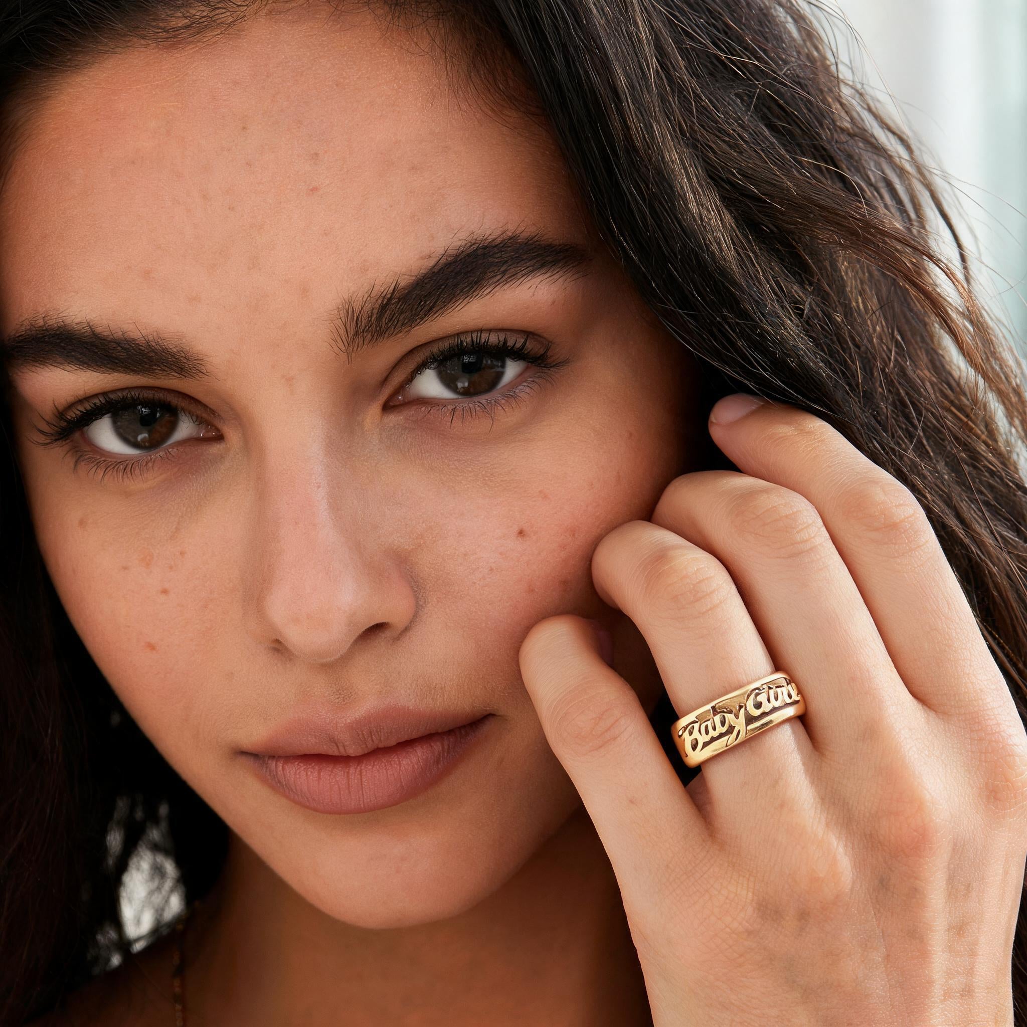 Anello "Lettere di Luce" — Il dettaglio che racconta chi sei