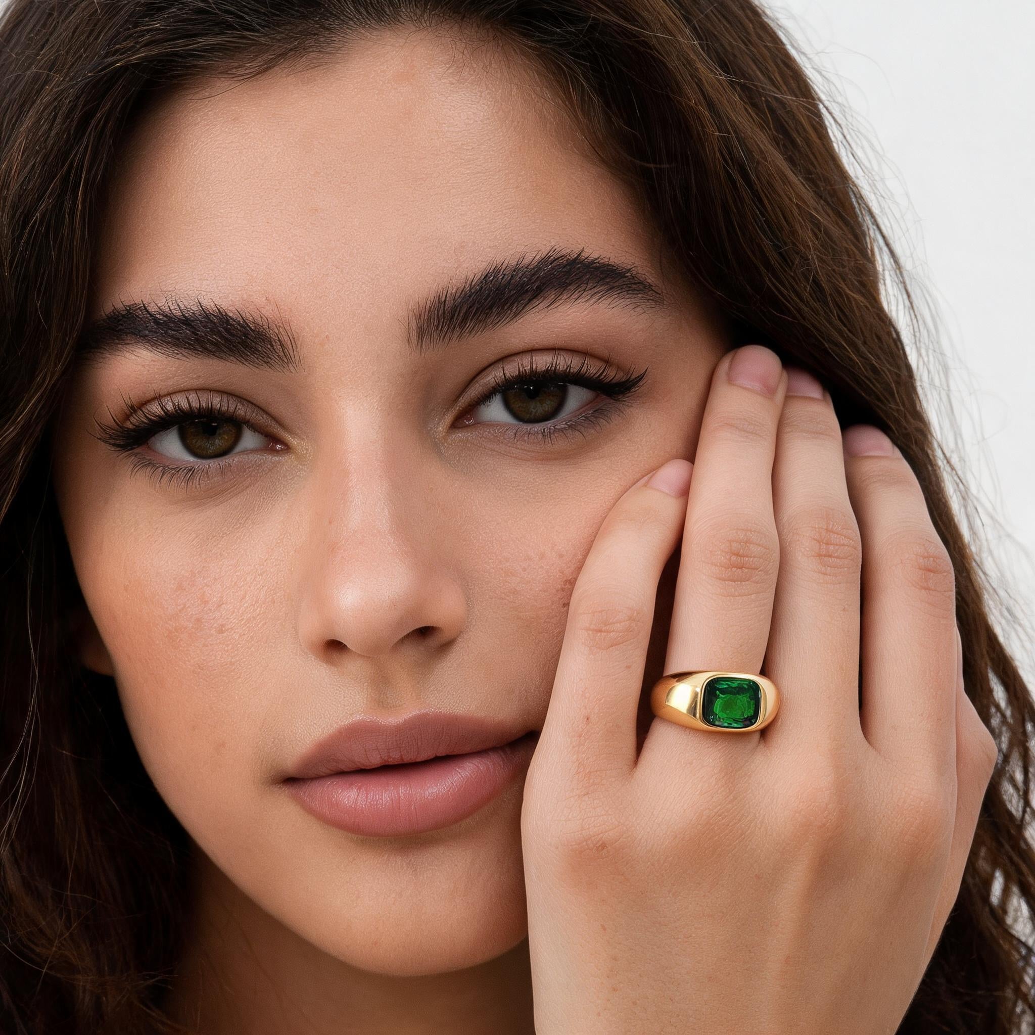 Anello "Luce Verde" — Il dettaglio che accende la tua presenza