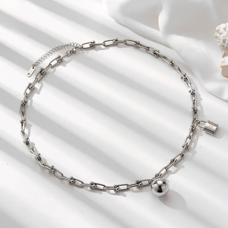 Collana Horseshoe Chain: Un Mix di Audacia e Stile