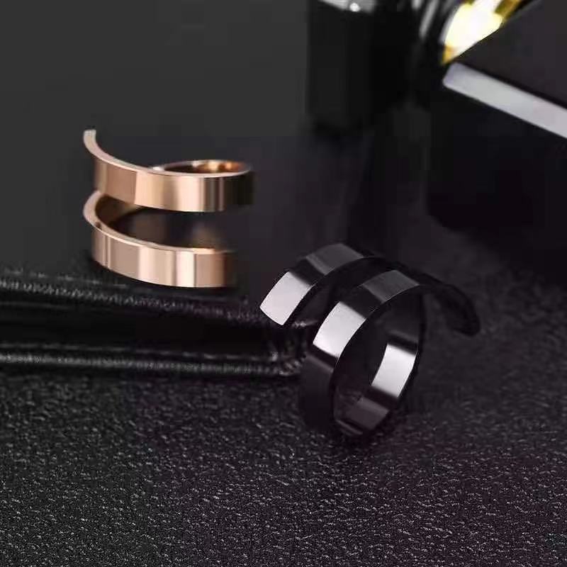Anello a Onda Incrociata: Eleganza e Modernità in un Gioiello Unico
