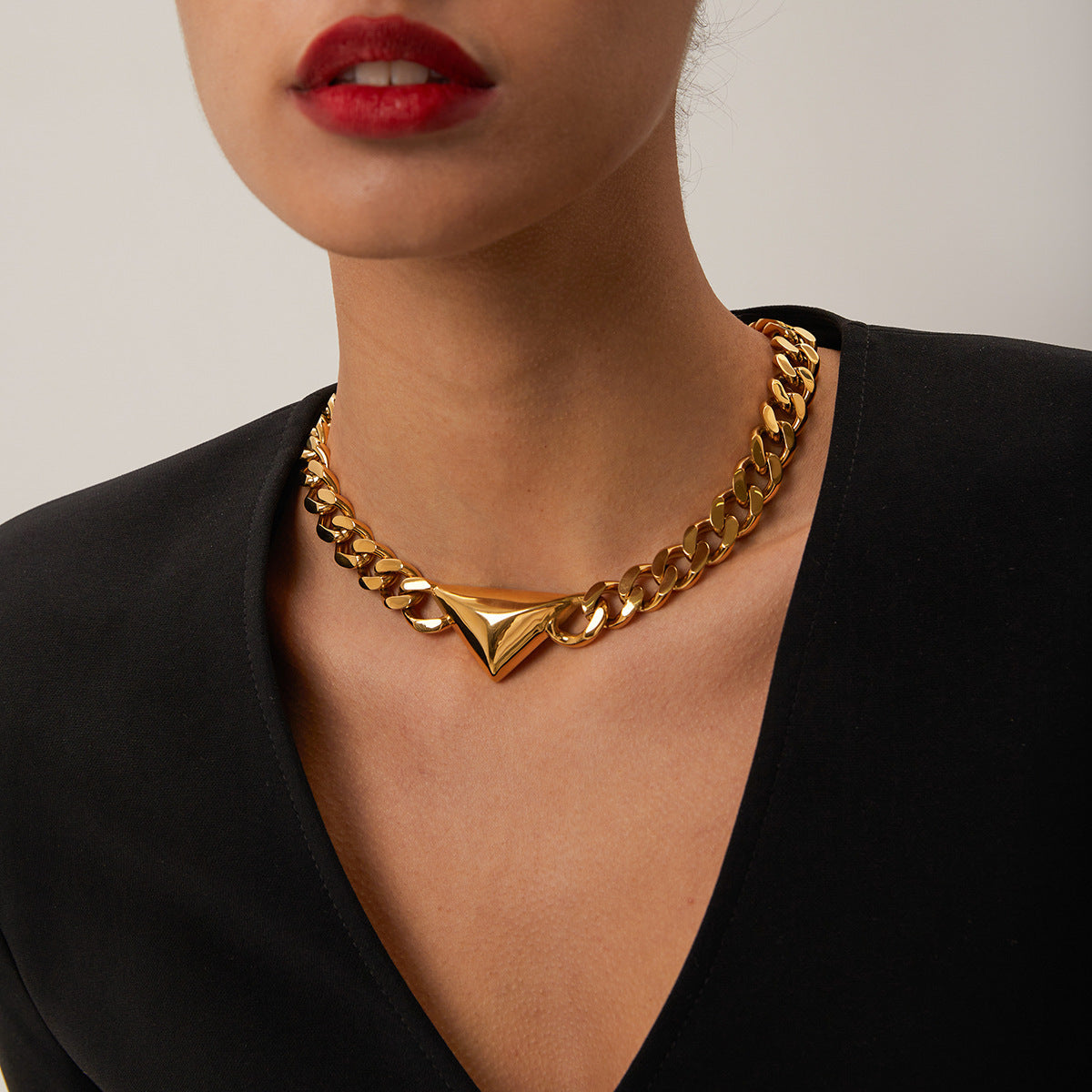 Collana Triangolo in Oro 18K - Minimalismo Francese