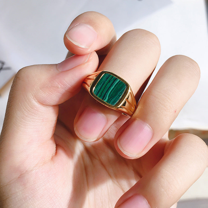 Eleganza Vintage: Anello con Malachite Naturale e Ottone Dorato
